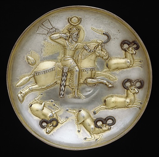 A kosokra vadászó király a 310-379 között uralkodott II. Sápúr újperzsiai király birodalmi jelképévé vált, szimbolizálja a szászánida uralkodók vitézségét. Azokat a királyi tálakat díszítették, amelyeket gyakran ajándékoztak a szomszédos udvaroknak. ; Forrás: The Metropolitan Museum of Art, Conclude Zrt.