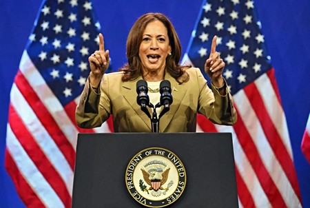 Portré szemből Kamala Harris demokrata párti alelnökről